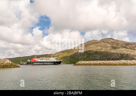 Traghetto scozzese Calmac Signore delle isole lasciando Lochboisdale per andare a Oban. South Uist, Outer Hebrides, Scozia, Regno Unito Foto Stock