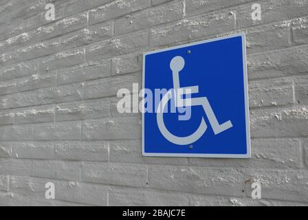 Il movimento del parcheggio per disabili è a muro Foto Stock