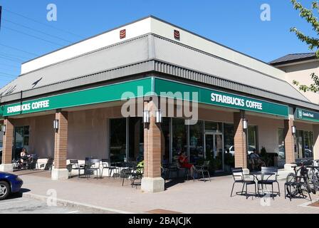 Negozio davanti alla caffetteria Starbucks nella giornata di sole a Coquitlam Canada Foto Stock