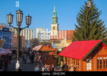 Mercatini di Natale in Alexanderplatz a Berlino, Germania Foto Stock