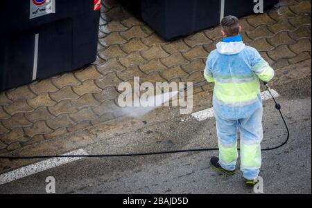 pulizia dell'operatore disinfezione della strada Foto Stock