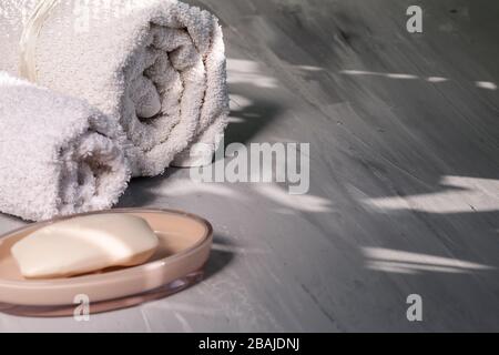 Cesto per la biancheria pulita con asciugamani bianchi, su un pavimento in  legno per interni Foto stock - Alamy