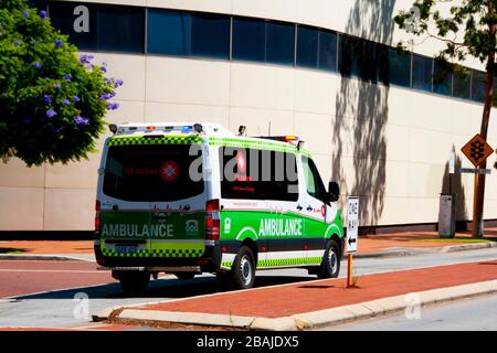 Perth, Australia - 13 marzo 2020: St John Ambulance spedita in città Foto Stock
