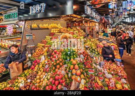 Chiosco di frutta, mercato alimentare Boqueria, Barcellona, Catalogna, Spagna Foto Stock