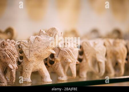 Goa, India. Souvenir dell'elefante di pietra sullo scaffale in negozio. Beni per i turisti. Foto Stock