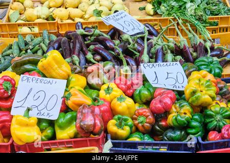 Peperoni e melanzane in vendita su un mercato Foto Stock