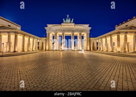 Il Brandenburger Tor illuminato a Berlino di notte Foto Stock