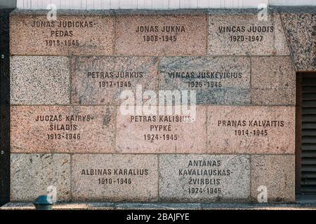 Vilnius, Lituania - 7 luglio 2016: Iscrizioni di nomi sul Muro del Museo delle vittime del genocidio situate nell'ex sede del KGB di fronte a Lukiskes Foto Stock