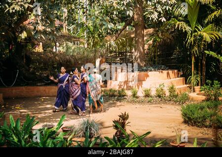 Goa, India - 14 febbraio 2020: Women Dancing and Singing National Folk Songs in Sahakar Spice Plantation Foto Stock