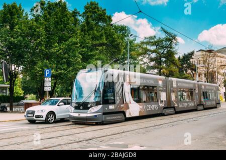 Riga, Lettonia - 2 luglio 2016: Tram pubblico sulla strada a riga. Foto Stock