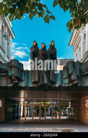 Vilnius, Lituania, Europa dell'Est - 7 luglio 2016: Scultura di tre Muse sulla facciata dell'edificio del teatro nazionale lituano Drama, ingresso principale Foto Stock