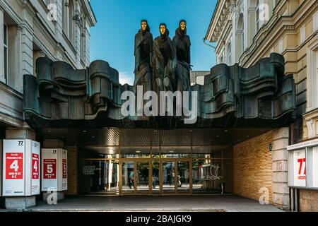 Vilnius, Lituania, Europa dell'Est - 7 luglio 2016: Scultura di tre Muse sulla facciata dell'edificio del teatro nazionale lituano Drama, ingresso principale Foto Stock