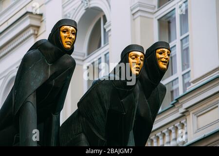 Vilnius, Lituania, Europa dell'Est - 7 luglio 2016: Primo piano della scultura nera di tre Muse sulla facciata del teatro nazionale lituano dei drama, Foto Stock