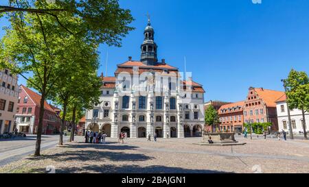 Lüneburg, Germania – 11. Giugno 2015: Piazza del mercato e municipio nella città vecchia di Lüneburg. I locali e i turisti si incontrano qui. Questo punto di riferimento è importante Foto Stock