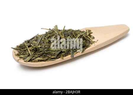 Cucchiaio con tè verde giapponese sano primo piano isolato su sfondo bianco Foto Stock