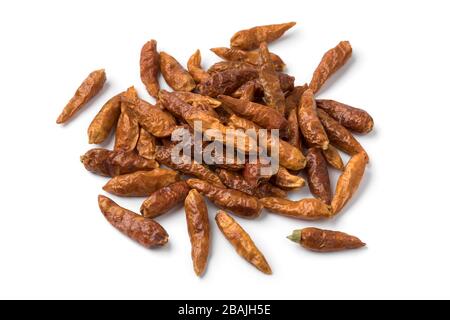Mucchio di peperoncino secco piccolo primo piano isolato su sfondo bianco Foto Stock