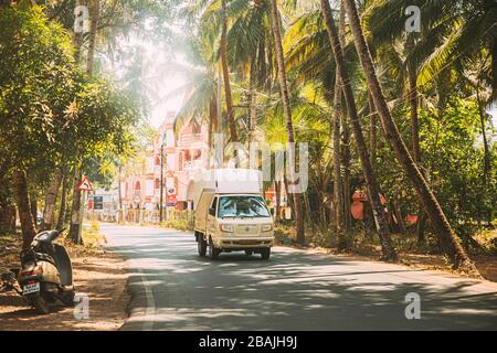 Goa, India - 12 febbraio 2020: Camion di Ashok Leyland in movimento sulla strada in Sunny Summer Day Foto Stock