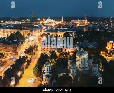 Riga, Lettonia - 2 Luglio 2, 2016: Sera Notte Vista aerea Cityscape, punti di riferimento la chiesa di San Pietro, Viale della Libertà, il Monumento alla Libertà, Nazionale Libra Foto Stock