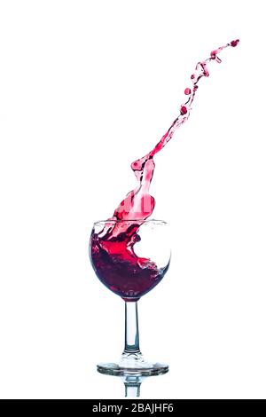 bicchiere di vino rosso con sfondo bianco celebrazione Foto Stock