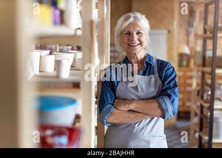 Ritratto dell'artista femminile di ceramica nel suo studio d'arte Foto Stock