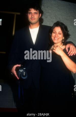 Westwood, California, USA 21 agosto 1995 il direttore Robert Rodriguez e la moglie Elizabeth Avellan partecipano alla Sony Pictures 'Desperado' Premiere il 21 agosto 1995 al Mann's National Theatre di Westwood, California, USA. Foto di Barry King/Alamy Stock Foto Foto Stock