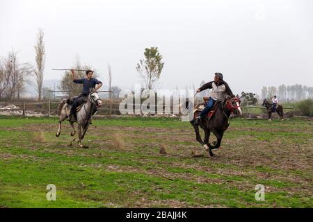 Sindirgi, Balikesir/Turkey - 15/11/2015: Partita di giavellotto turco durante il Festival della cultura Etnospor Foto Stock