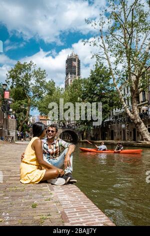 Utrecht Olanda Giugno 2019, le persone che si rilassano lungo i canali durante una calda giornata estiva nei Paesi Bassi Foto Stock