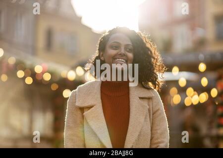 Bella giovane donna divertirsi sul mercatino di Natale Foto Stock
