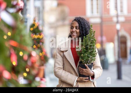 Bella giovane donna divertirsi sul mercatino di Natale Foto Stock