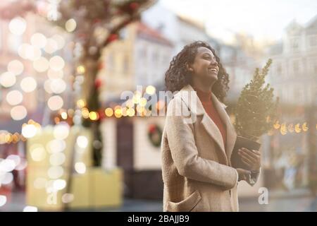 Bella giovane donna divertirsi sul mercatino di Natale Foto Stock