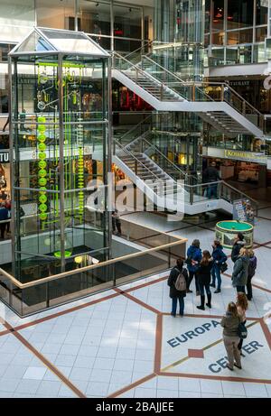 opere d'arte che scorrono orologio nel centro europeo di berlino su kurfürstendamm, germania Foto Stock