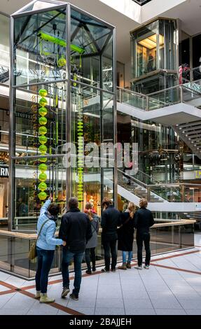 opere d'arte che scorrono orologio nel centro europeo di berlino su kurfürstendamm, germania Foto Stock