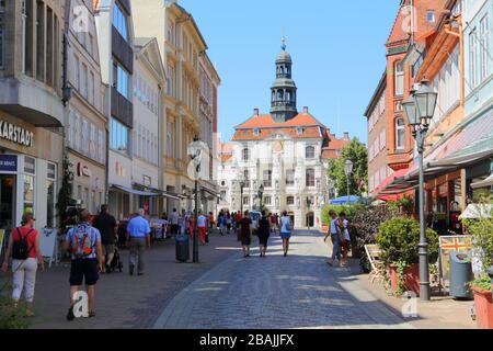 Lüneburg, Germania – 23. Luglio 2013: Via dello shopping nel centro storico di Lüneburg. Il municipio è visibile sullo sfondo. I visitatori sono locali b Foto Stock