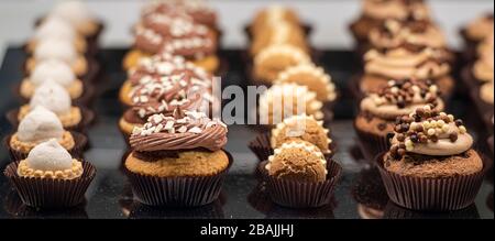 vassoio di dolci assortiti freschi dalla pasticceria Foto Stock