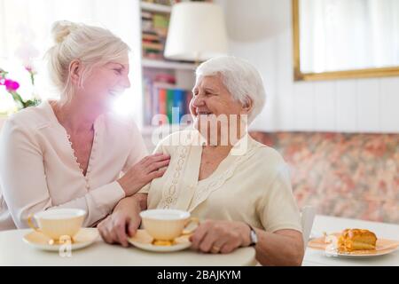 Donna anziana che trascorre del tempo di qualità con sua figlia Foto Stock