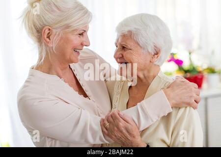Donna anziana che trascorre del tempo di qualità con sua figlia Foto Stock