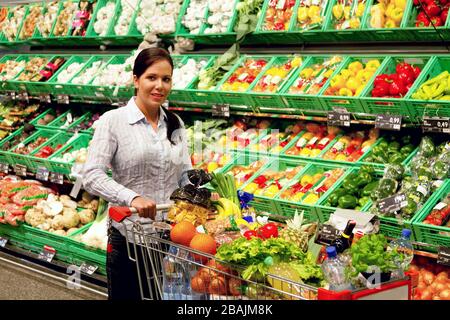 Junge Frau kauft im Supermarkt Lebensmittel, Obst und Gemuese, MR: Si Foto Stock