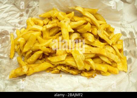Patatine servite avvolte in carta da un tradizionale negozio di chip britannico Foto Stock