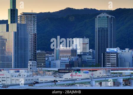 Kobe, Giappone - 05 NOVEMBRE 2019: Vista aerea dello skyline della Kobe Port Tower al tramonto Foto Stock