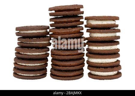Tre pile di biscotti al cioccolato con cioccolato e crema alla vaniglia su un isolato sfondo bianco Foto Stock