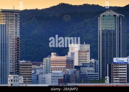 Kobe, Giappone - 05 NOVEMBRE 2019: Vista aerea dello skyline della Kobe Port Tower al tramonto Foto Stock