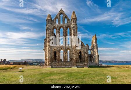 Whitby Abbey Gothic Ruin sorge nella cittadina marittima dello Yorkshire Foto Stock