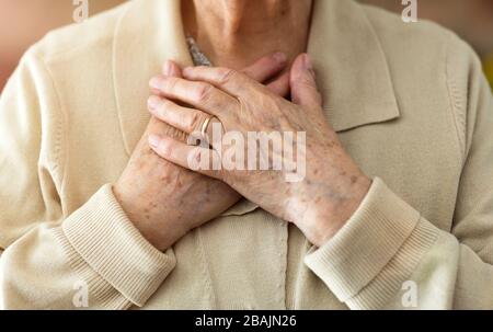 Donna anziana che soffre di dolore toracico Foto Stock