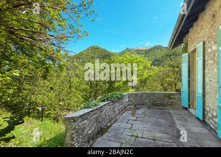 casa di campagna nei boschi, all'esterno, vista terrazza Foto Stock