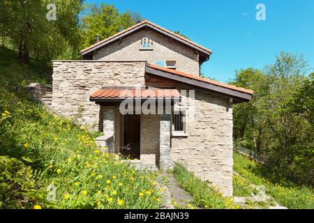 casa di campagna nei boschi, muri in pietra, esterno Foto Stock