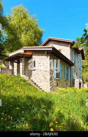 casa di campagna nei boschi, muri in pietra, esterno Foto Stock