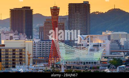 Kobe, Giappone - 05 NOVEMBRE 2019: Vista aerea dello skyline della Kobe Port Tower al tramonto Foto Stock