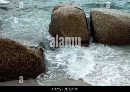 Baia di fuochi Binalong Tasmania, onde che si infrangono su rocce sulla spiaggia Aborigeno Nome: Larapuna Foto Stock