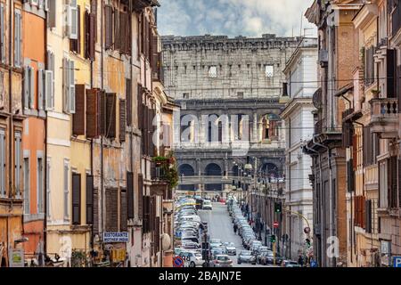 Via Annibaldi con vista sul Colosseo, Roma, Lazio, Italia, Europa Foto Stock