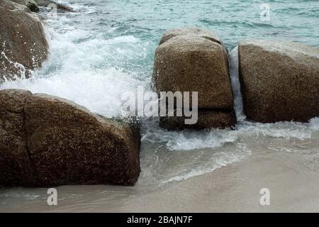 Baia di fuochi Binalong Tasmania, onde che si infrangono su rocce sulla spiaggia Aborigeno Nome: Larapuna Foto Stock